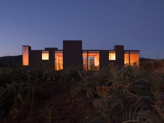 Minimalist Leyda-Haus nimmt Inspiration von den Hütten des lokalen Landwirts