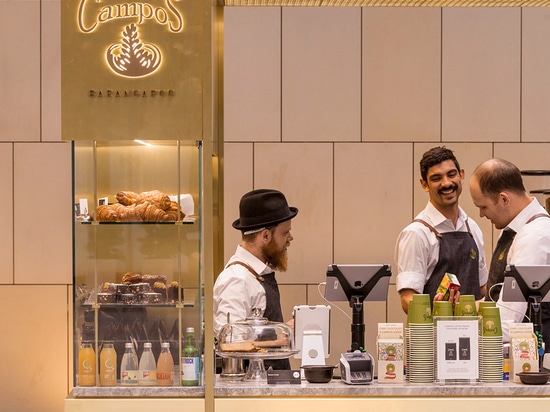 Holz bagot Positionsmessingkaffeekiosk innerhalb Sydney-Turms