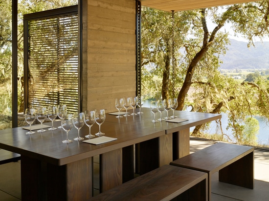 Wanderer Warner stationiert quintessa Pavillons in Napa Valley für das Winetasting