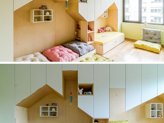 Das Schlafzimmer dieses Spaß-Kindes hat viel der Lagerung und zwei Betten innerhalb Mini Housess