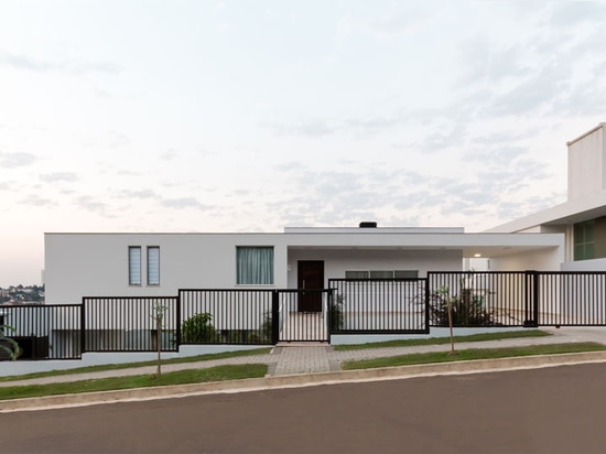 Das Wohnzimmer in diesem brasilianischen Haus erschließt, um die Ansichten zu genießen