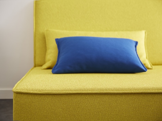 Gelbes Sofa mit blauem Kissen