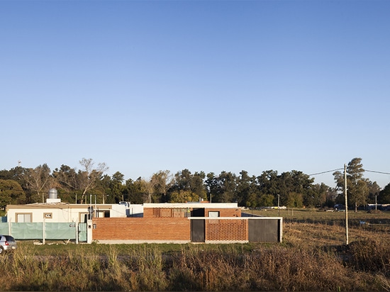 estudio Papa verwendet Ziegelstein und lokale Techniken, um Casa TR zu Buenos Aires Zersiedelung zu integrieren