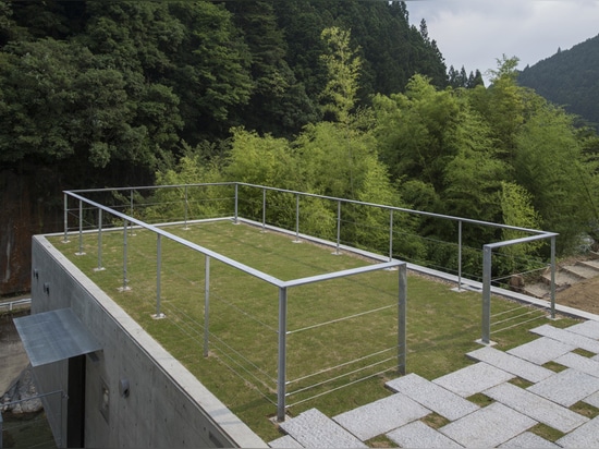 masato sekiya bettet eine zeitgenössische japanische Fischereikabine in den zehn Riverbank in Nara ein