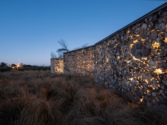 morini arquitectos Filter hell durch eine Klotzfassade für Golfclub in Argentinien