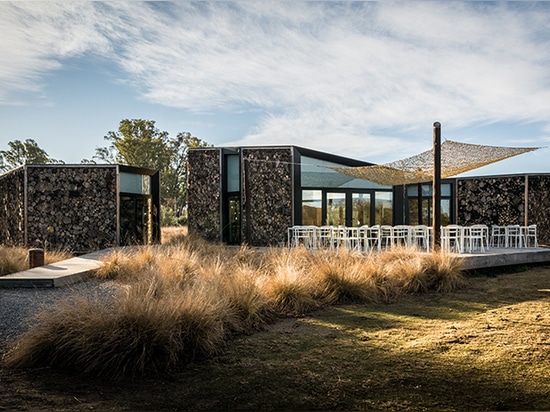 morini arquitectos Filter hell durch eine Klotzfassade für Golfclub in Argentinien