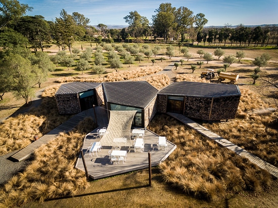 morini arquitectos Filter hell durch eine Klotzfassade für Golfclub in Argentinien