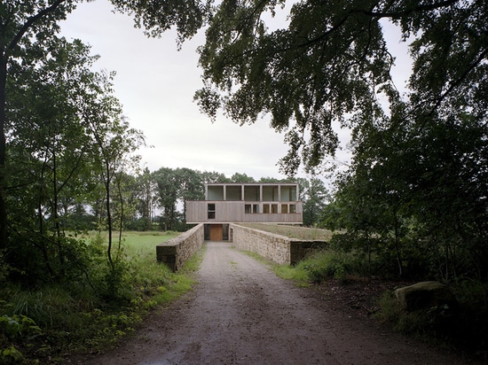 Ard de Vries architecten vorstellt Landschaft in sonnenbeschienes Haus in den Niederlanden