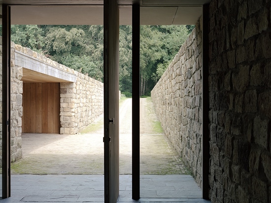 Ard de Vries architecten vorstellt Landschaft in sonnenbeschienes Haus in den Niederlanden