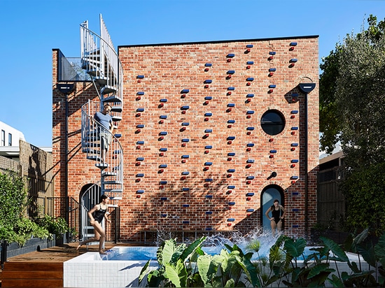 Austin-maynard wandelt unbenutztes Los in Vertrag ‚brickface‘ Haus in Melbourne um