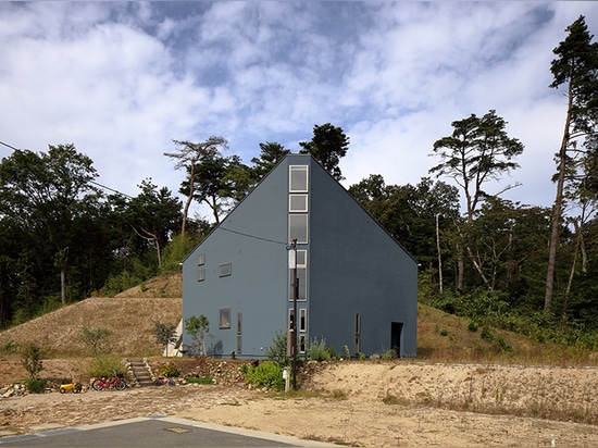 das dreieckige Haus fujiwaramuro Architekten in Kobe sitzt auf hügeligem japanischem Gelände