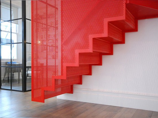 Hängende rote Treppe für ein Haus in London