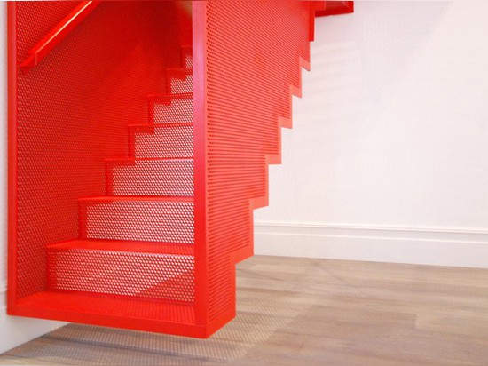 Hängende rote Treppe für ein Haus in London