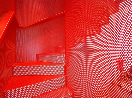 Hängende rote Treppe für ein Haus in London