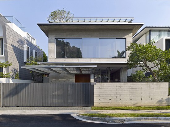 Ein Haus, das Sichtanschlüsse zu seiner umgebenden Umwelt beibehält