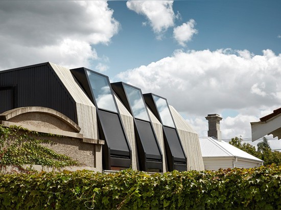 Geheimnistuerische Yiontis Architekten entwarfen diesen Zusatz zu einem Haus für eine große Familie