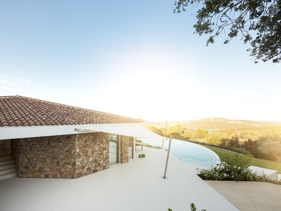 Villa Manta in Sardinien: Lapitec®s Reinheit im Dialog mit Natur und Struktur