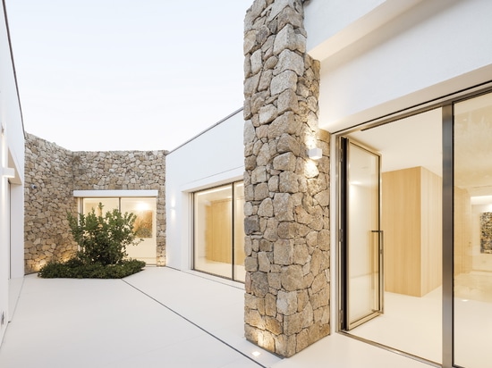 Villa Manta in Sardinien: Lapitec®s Reinheit im Dialog mit Natur und Struktur