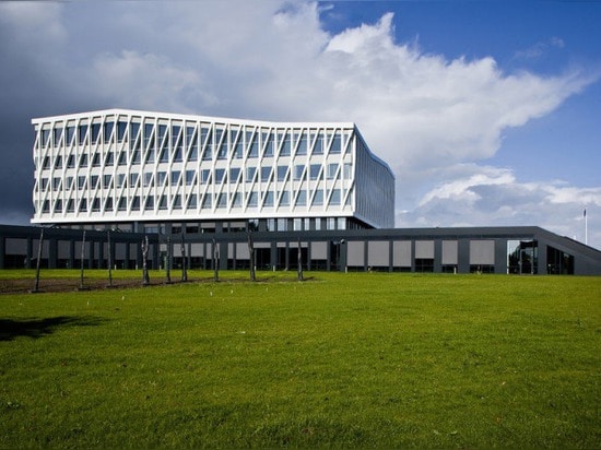 Dänisches Architektenplattform heraus Viborg-Rathaus mit grünen Dächern und Sonnenkollektoren