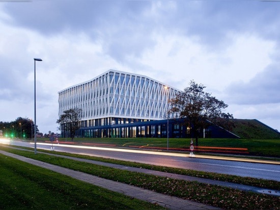 Dänisches Architektenplattform heraus Viborg-Rathaus mit grünen Dächern und Sonnenkollektoren