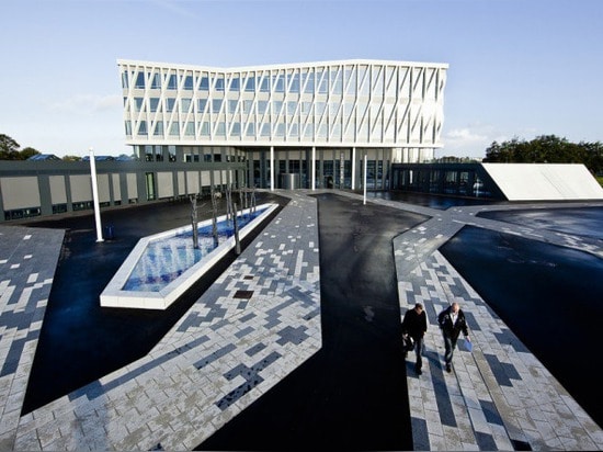 Dänisches Architektenplattform heraus Viborg-Rathaus mit grünen Dächern und Sonnenkollektoren