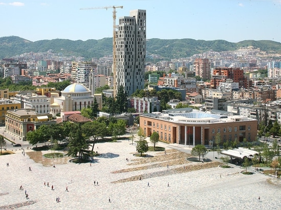 Tirana. 51N4E lässt die Lücke an Skanderbeg-Quadrat wieder aufkommen