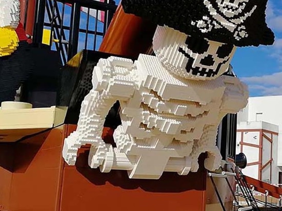 Kreatives Lappset entwarf und lieferte einen Piraten-Schiffs-Spielplatz an Erholungsort LEGOLAND Deutschland in Günzburg, Bayern