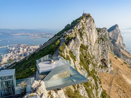 Ehemaliger Militärausblick in Gibraltar wandelte in glasig-glänzenden Standpunkt um