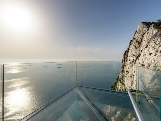 Ehemaliger Militärausblick in Gibraltar wandelte in glasig-glänzenden Standpunkt um