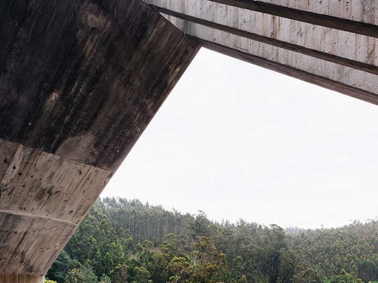 Pedro-gerales entwirft ein Verdammungsbeobachtungs- und -steuergebäude im Beton in Portugal