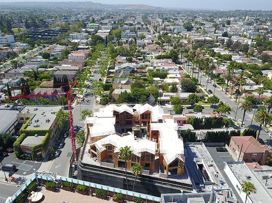 Übersteigt erstes die US-Projekt DER WÜTENDEN Architekten, ein Gipfelwohndorf, heraus in Beverly Hills