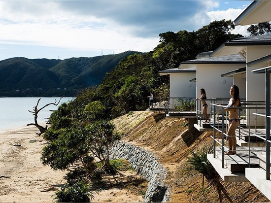 ‚Nest am amami‘ ist ein japanisches Strandentferntdorf, das zwischen dem Himmel und dem Meer errichtet wird