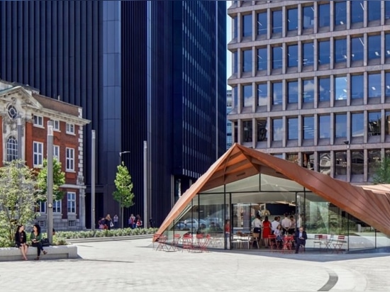 Der Origami ähnliche Schalenpavillon in London wird durch seine Umwelt geformt