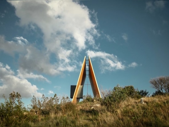 Die bildhauerische Form einer Fertigkapelle verstärkt die Landschaft in Uruguay