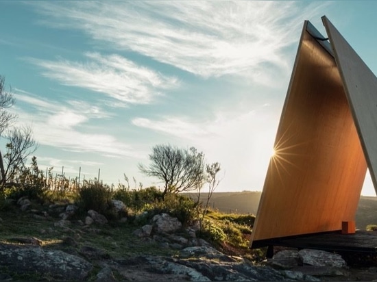 Die bildhauerische Form einer Fertigkapelle verstärkt die Landschaft in Uruguay