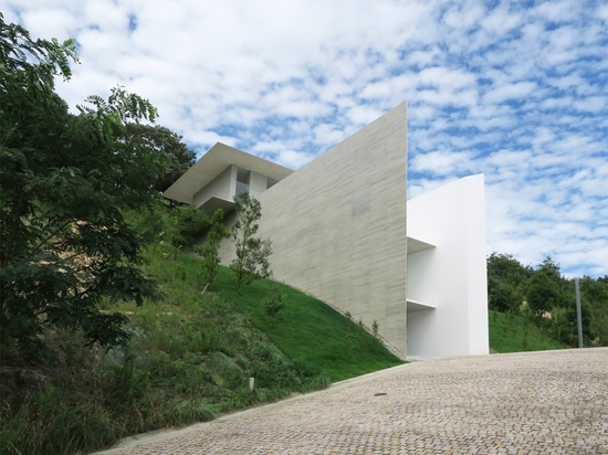 Dünne konkrete Flächen definieren Gebirgshaus in Japan durch Atelier Kubotaarchitect