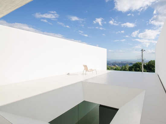 Dünne konkrete Flächen definieren Gebirgshaus in Japan durch Atelier Kubotaarchitect