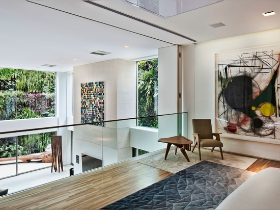 Panorama: Eines Art Collectors Wohnung in São Paulo Showcases sein Pool