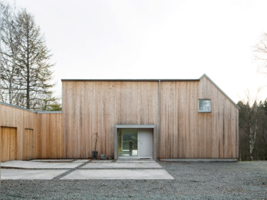 Kjellgren Kaminsky schließt Kirche-angesporntes Landhaus neben einem See in Schweden ab