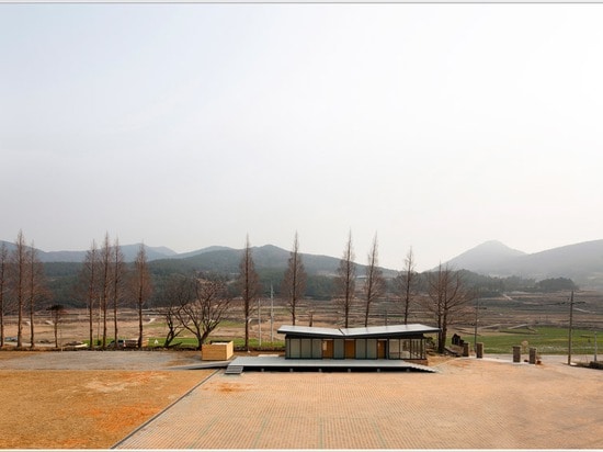 Koreanische Inselbesuchermitte durch OUJAE Architekten kennzeichnet ein umgestaltetes Schulhaus