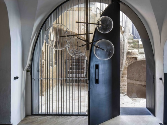 Jahrhunderte alte Wohnung in Israel wandelte in eine bemerkenswerte moderne „Höhle“ um