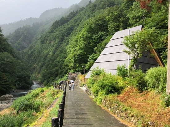 WÜTEND reaktiviert einen verlassenen japanischen Tunnel unter Verwendung der surrealen immersive Kunst