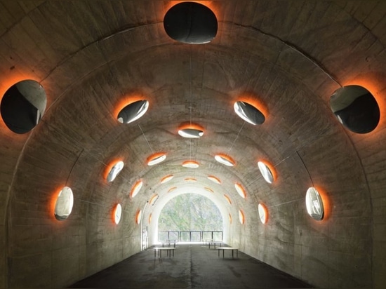 WÜTEND reaktiviert einen verlassenen japanischen Tunnel unter Verwendung der surrealen immersive Kunst