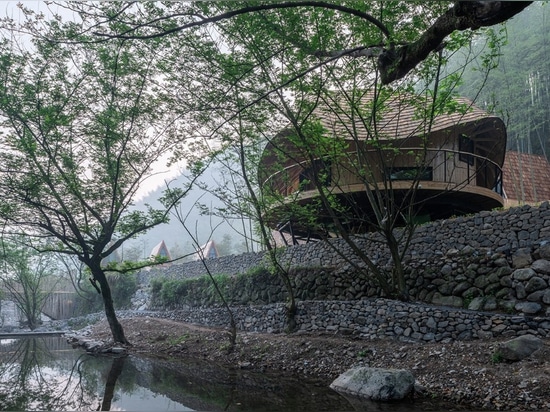 China. Monoarchi entwirft ein Haus im Wald, das vom Bambus gemacht wird