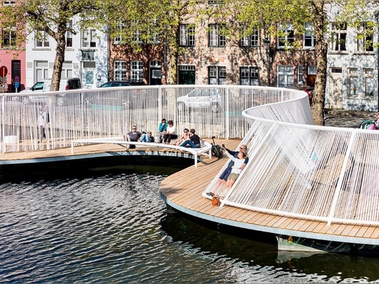 OBBA schließt einen sich hin- und herbewegenden Pavillon auf den Kanälen von Brügge ab