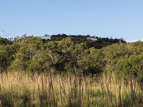 Uruguay. Vorfabrizierte Kabinen tarnen in den Sierra