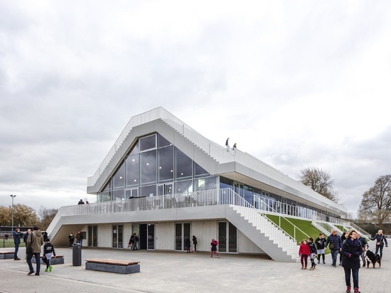 Rotterdam. Ein Pyramidenvereinsheim unter zwei Haupttribünen