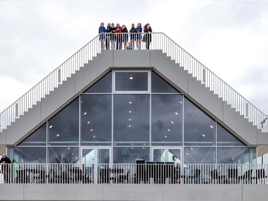 Rotterdam. Ein Pyramidenvereinsheim unter zwei Haupttribünen