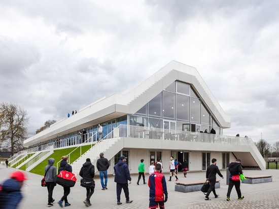 Rotterdam. Ein Pyramidenvereinsheim unter zwei Haupttribünen