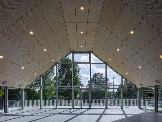 Rotterdam. Ein Pyramidenvereinsheim unter zwei Haupttribünen